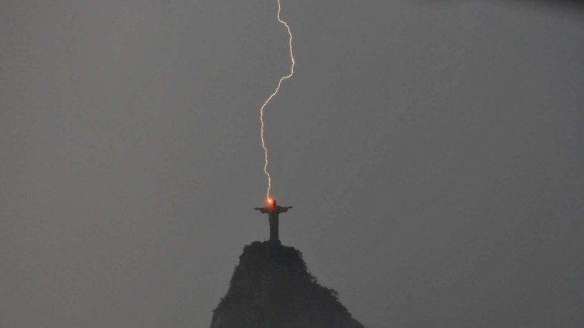 11022008-Die-Christus-Statue-in-Rio-de-Janeiro-Brasilien-wird-von-einem-Blitz-g.jpg