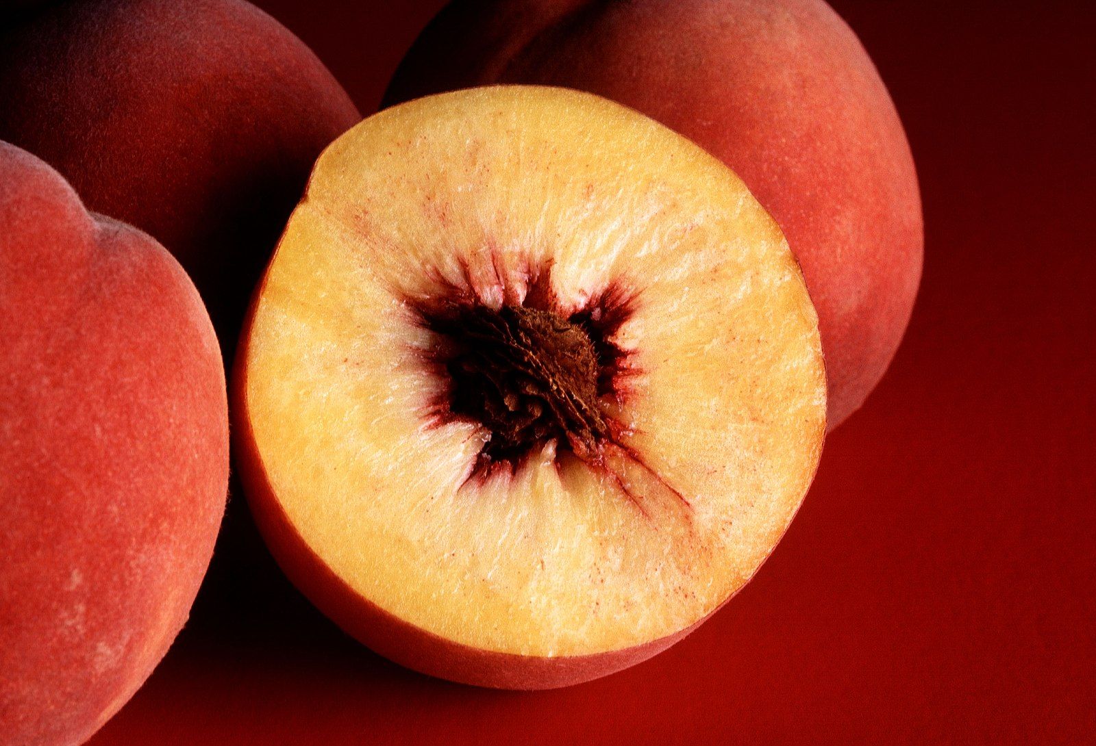 1600px-Autumn_Red_peaches.jpg