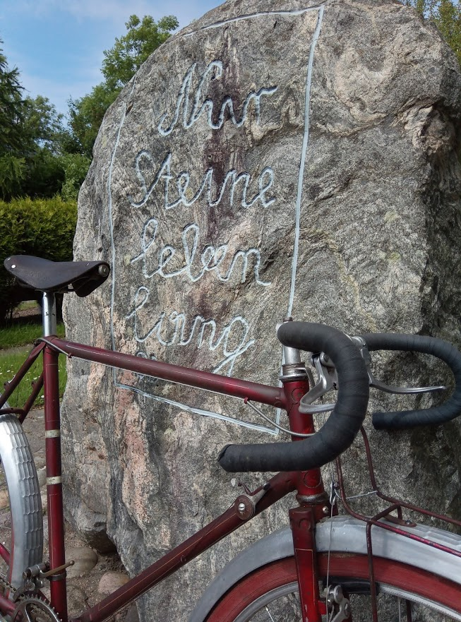 bilder mit leuten wo einer davon fahrrad fährt