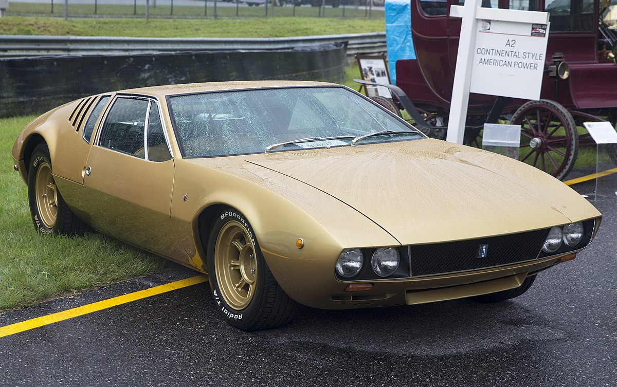 1969_De_Tomaso_Mangusta_in_Gold,_front_right.jpg