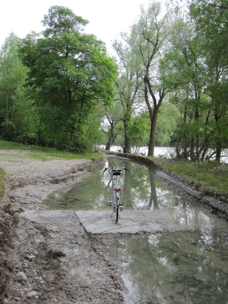 2013-06-08 49a Isarrunde mit Centano Überschwemmungsschäden.jpg