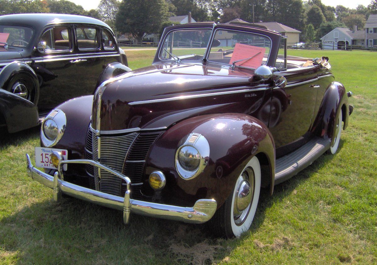 2013-12-29 1940_Ford_DeLuxe_convertible.JPG