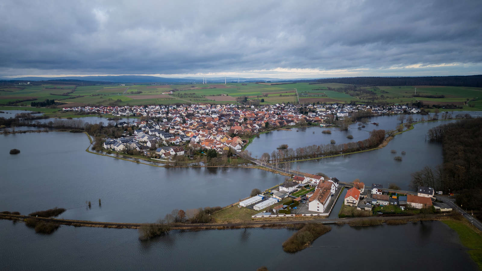 33501456-der-ortsteil-eichen-ist-von-mehreren-seiten-durch-hochwasser-umgeben-fast-jaehrlich-s...jpg