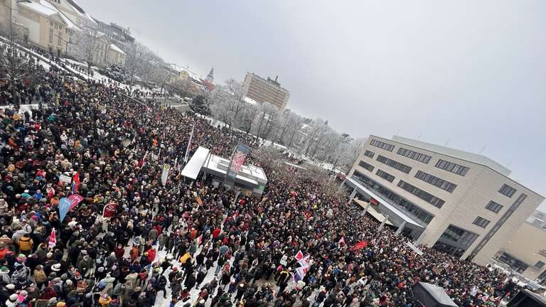 33633668-rund-12-000-menschen-demonstrieren-aktuell-in-der-giessener-innenstadt-gegen-rechtsex...jpg