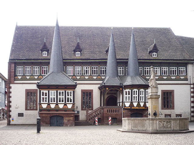 640px-Altes_Rathaus_Einbeck_559-fgh.jpg