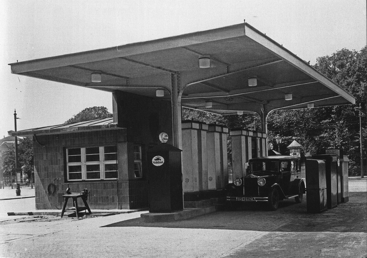 A Gas Station in 1925, Leipzig.jpg