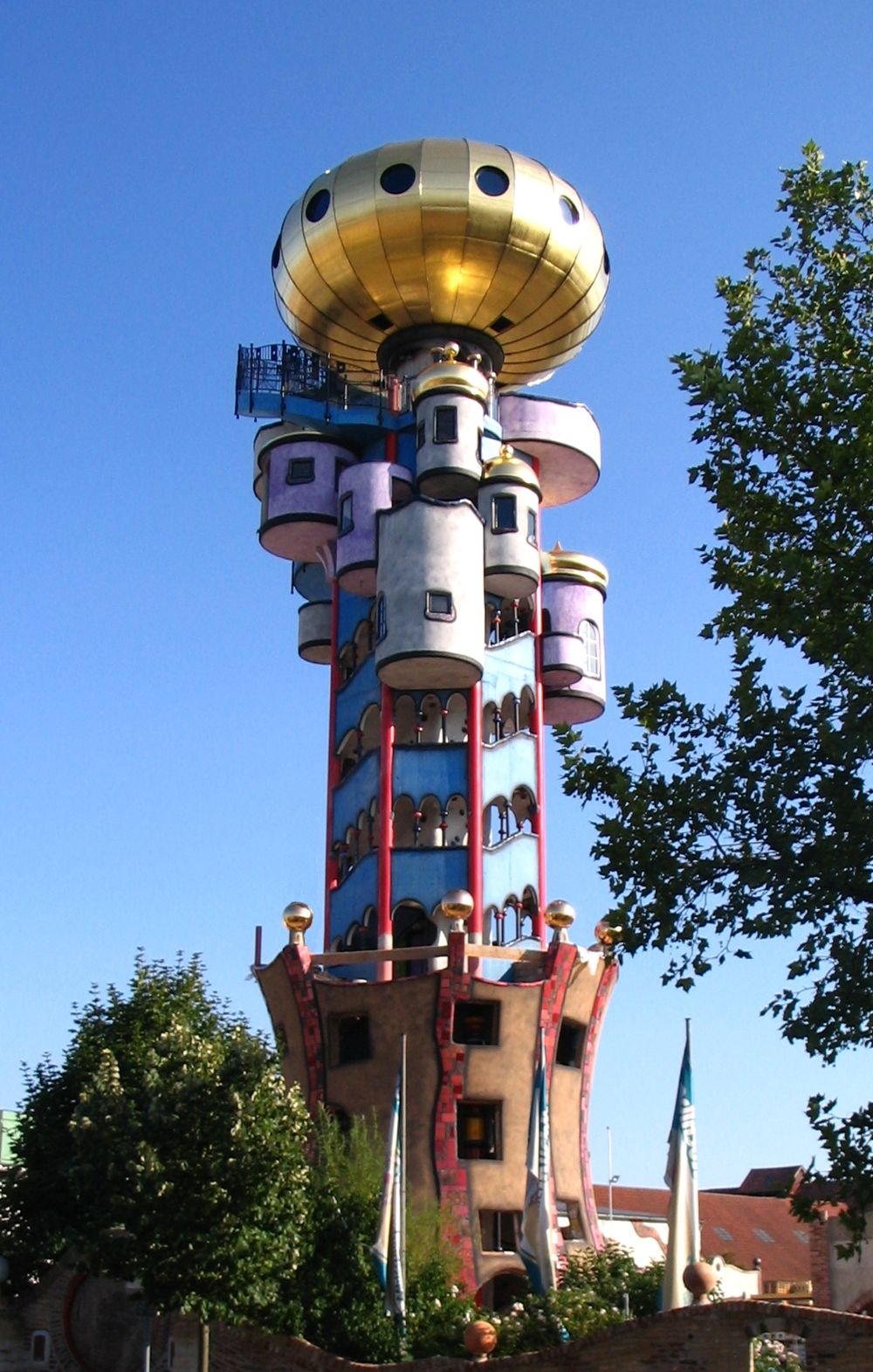 Abensberg_Kuchlbauerturm_von_Hundertwasser.JPG