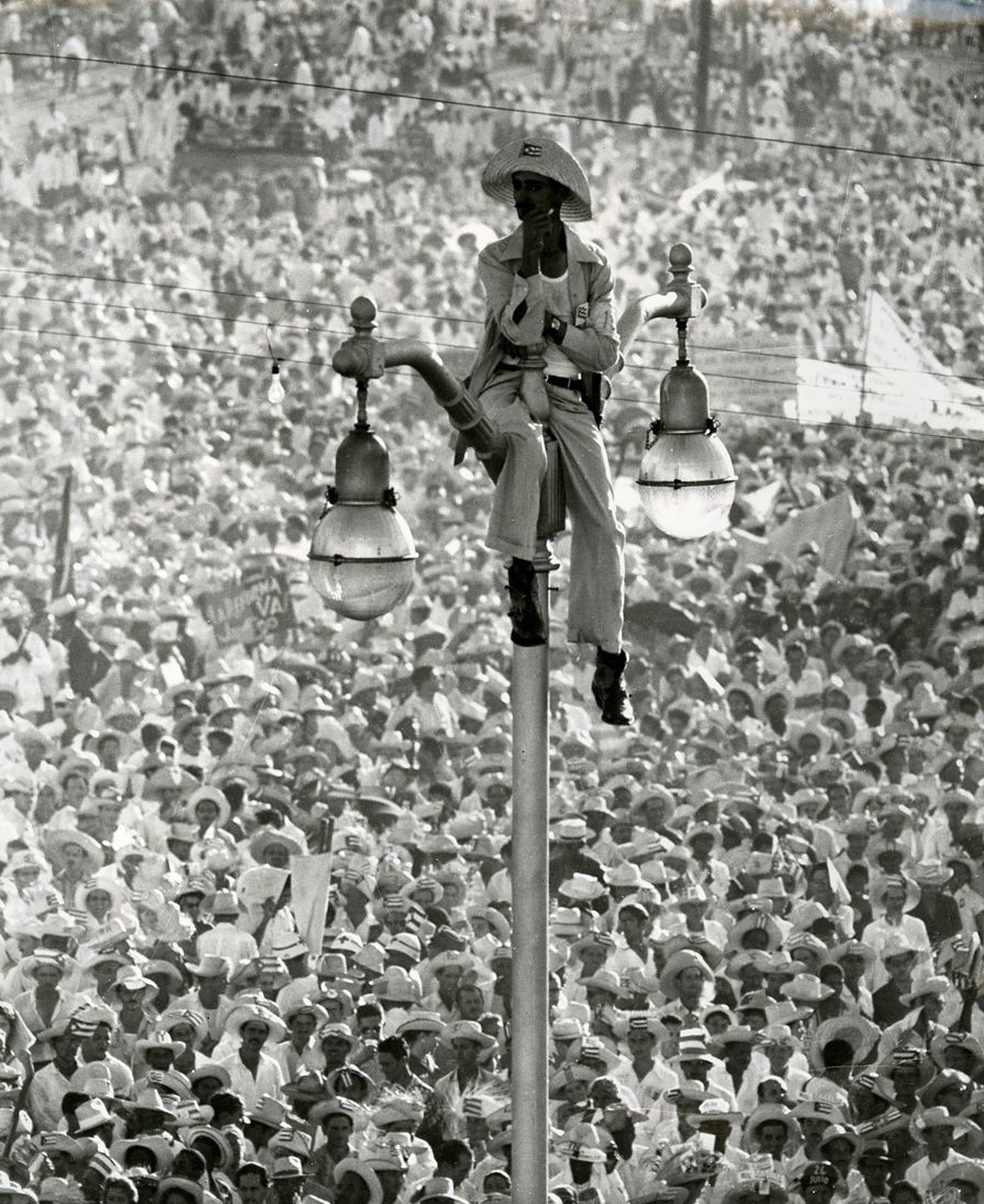 Alberto Korda - El Quijote de la Farola, Plaza de la Revolución, La Habana, Cuba (1959).jpg