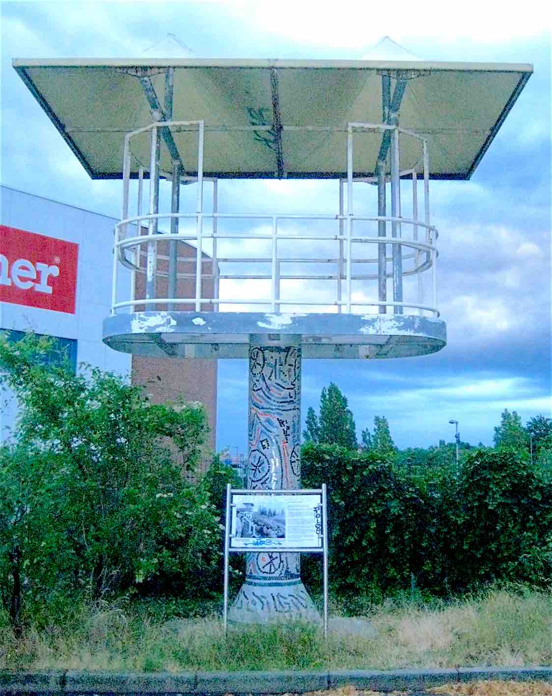 alter Wettkampfturm Radrennbahn Schöneberg 01.jpg