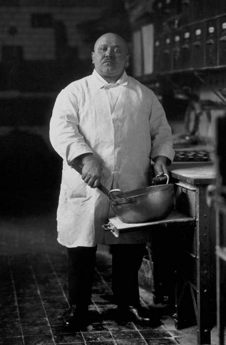 August Sander - Konditor, 1928.jpg