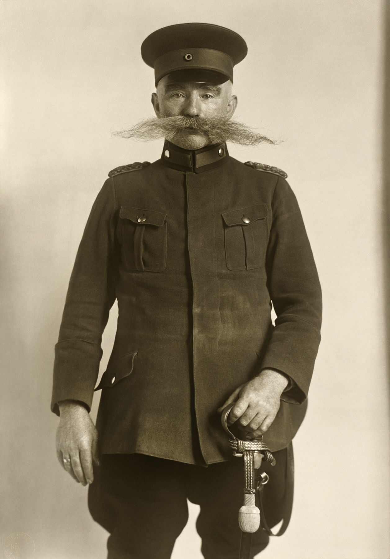 August Sander - Polizei Offizier (1925).jpg