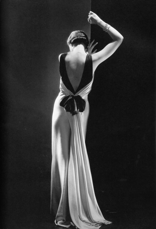 Augustabernard Kleid (Photographie von George Hoyningen-Huene, Vogue 1933).jpg