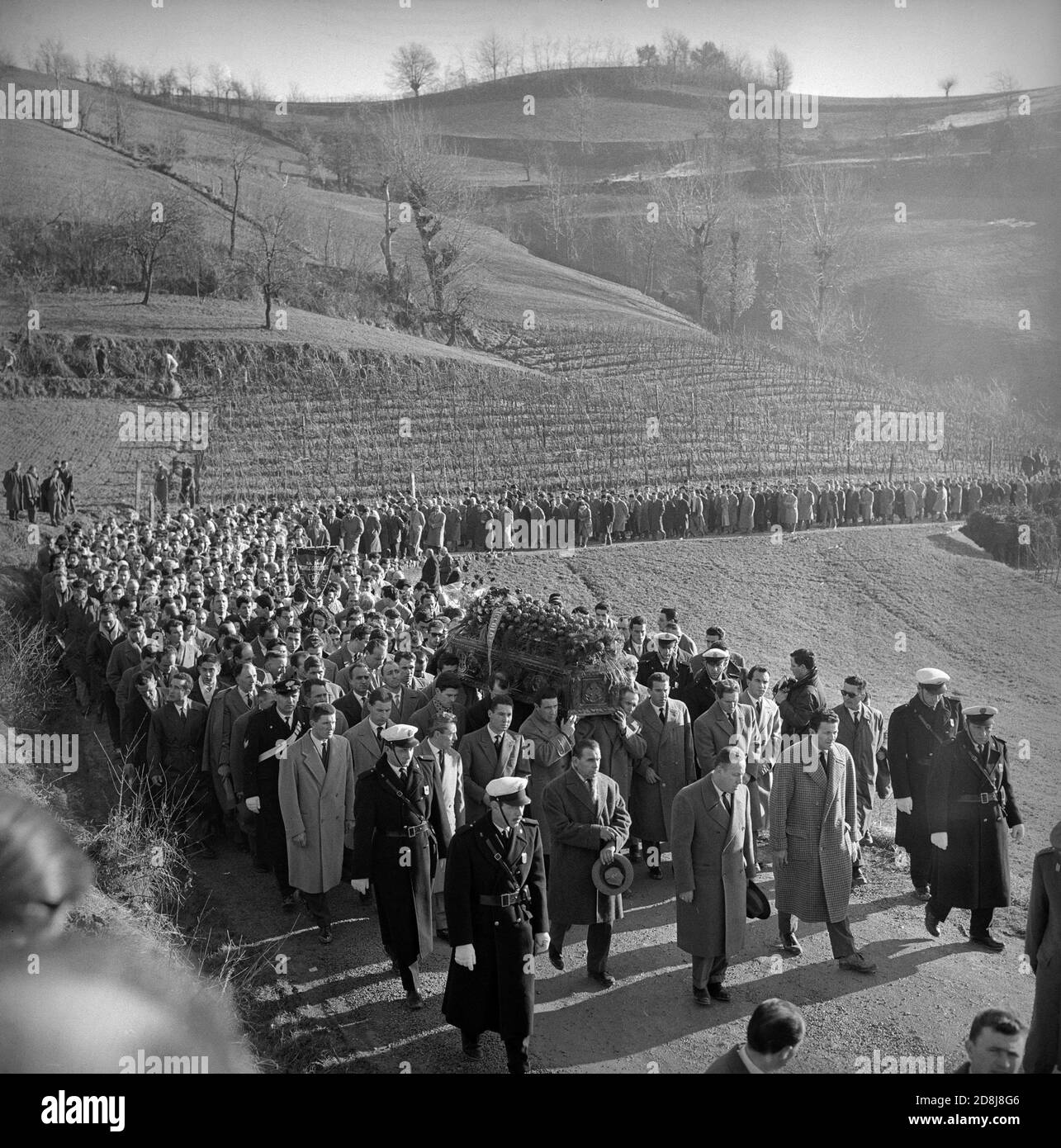 beerdigung-von-fausto-coppi-menschenmenge-nach-dem-sarg-castellania-alessandria-4-januar-1960-...jpg