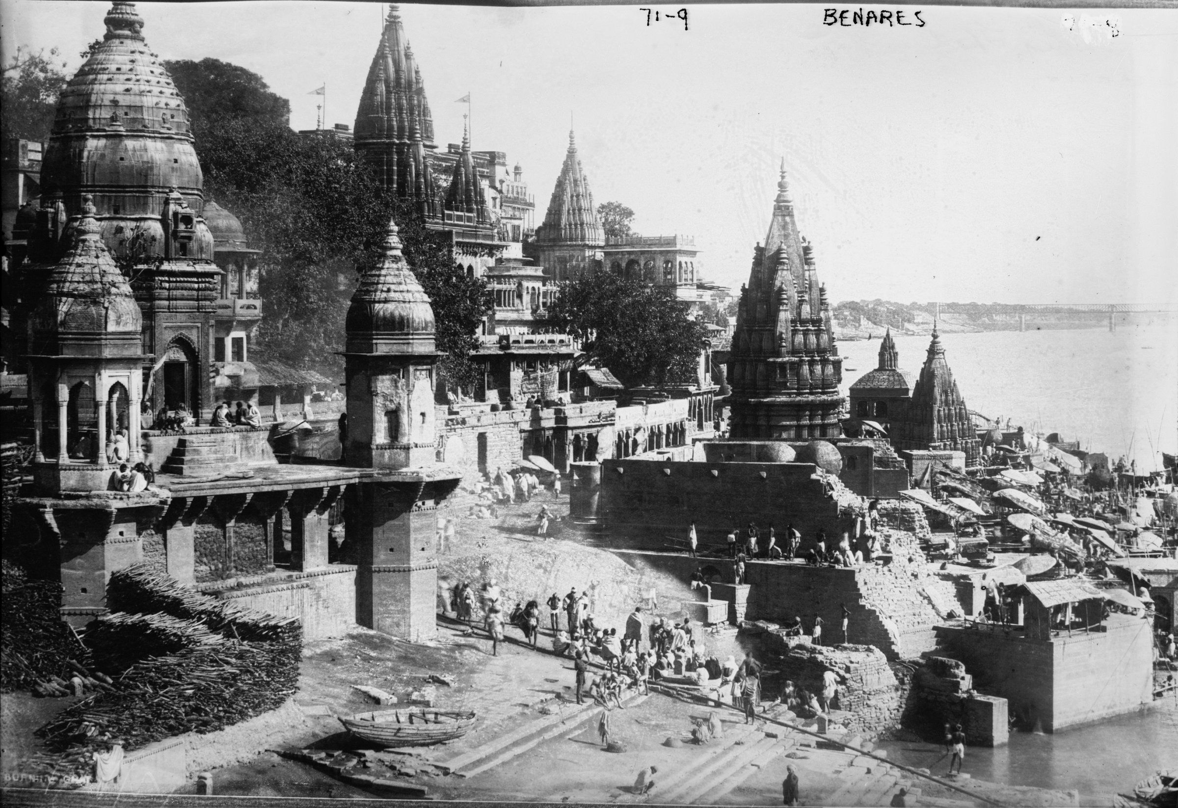 Benares_(Varanasi,_India)_-_1922 small.jpg