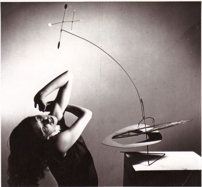 Birgit Åkesson&Plastik Alexander Calder @Galerie Blanche, Stockholm 1951; Foto-Hans Hammarskiöld.jpg