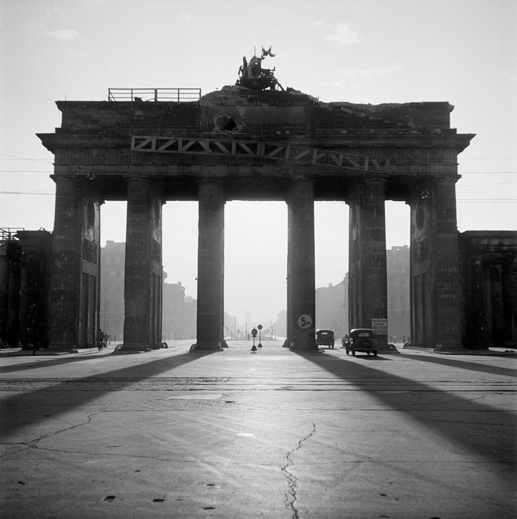 bischof-brandenburg-gate-berlin-1946-web.jpg