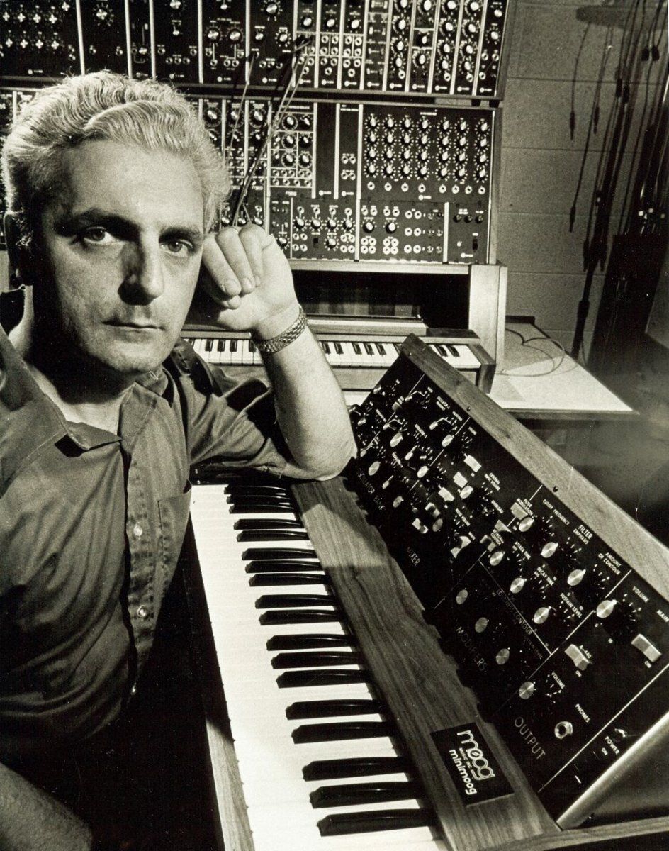 bob_moog_minimoog_modular_synthesizer_70s.jpg