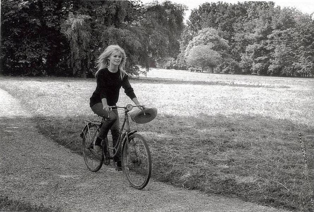 Brigitte_Bardot_on_unkown_bike.jpg