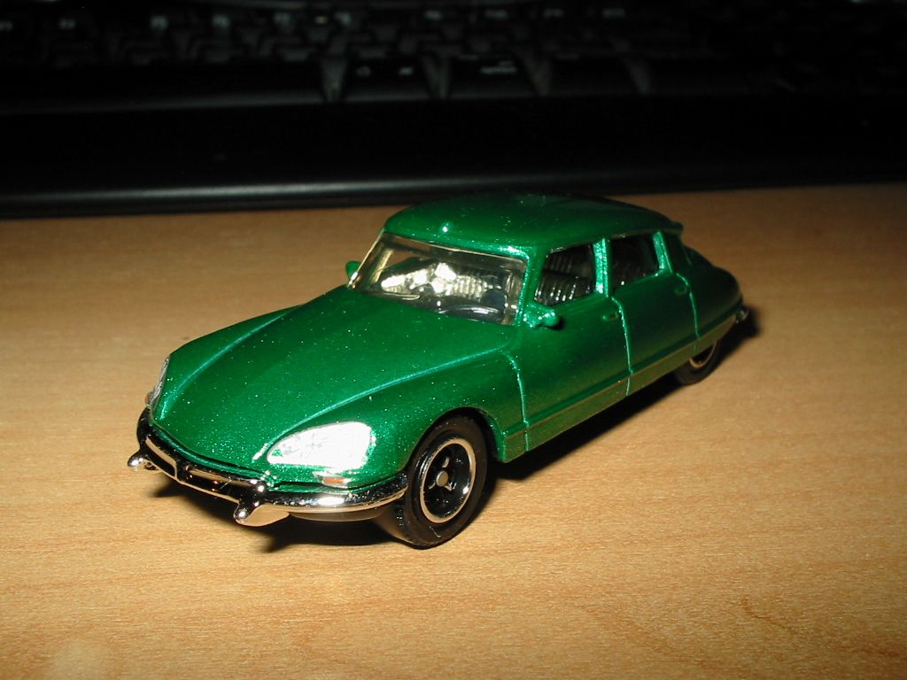 Citroen DS (1968) - Matchbox.JPG