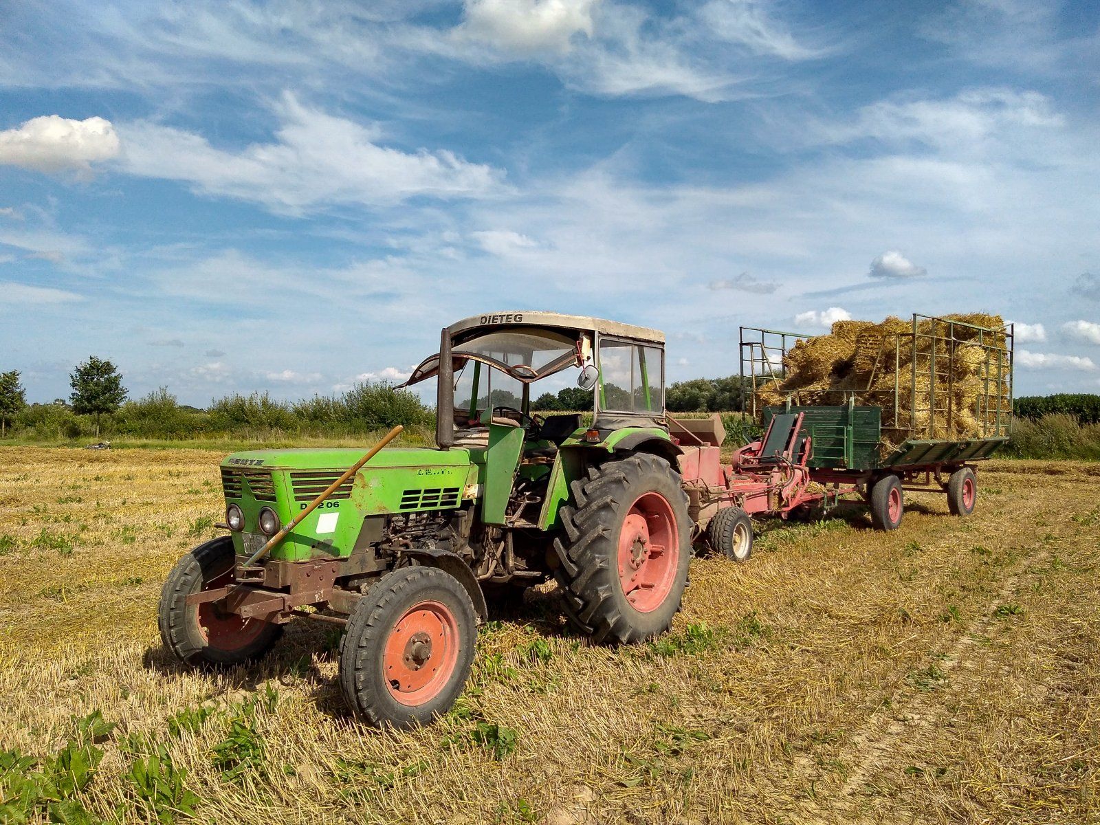 D 72 06 mit Welger Kleinballenpresse mit Ballenschleuder im Einsatz 2021.jpg