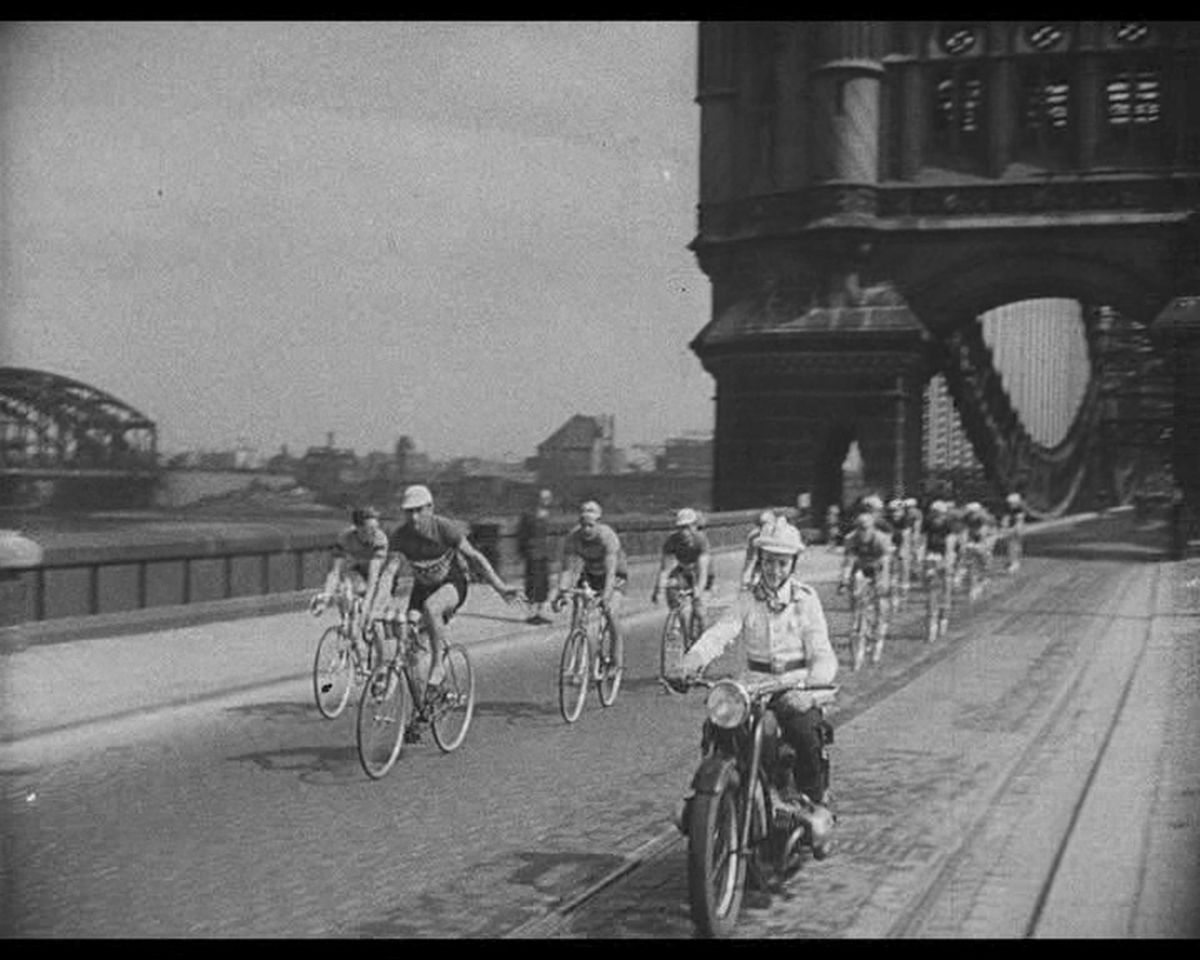 Das Fahrerfeld verlässt nach dem Start Hamburg.jpg