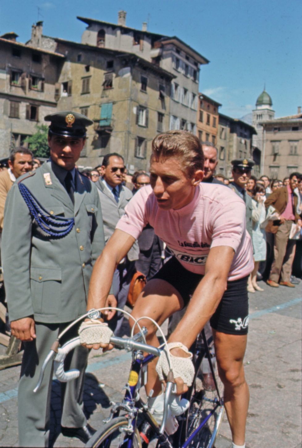 Der französische Radfahrer Jacques Anquetil und Träger des Leadertrikots Maglia Rosa vor dem...jpg