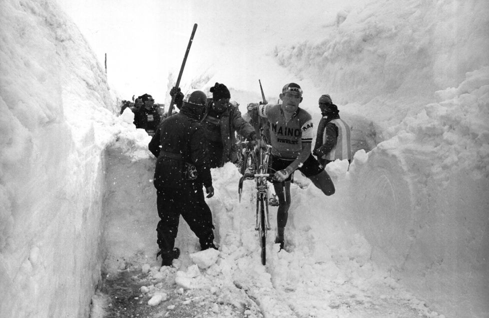 Der Italiener Ado Moser kämpft sich auf der Giro-Etappe zwischen Madesimo und Stelvio durch d...jpg