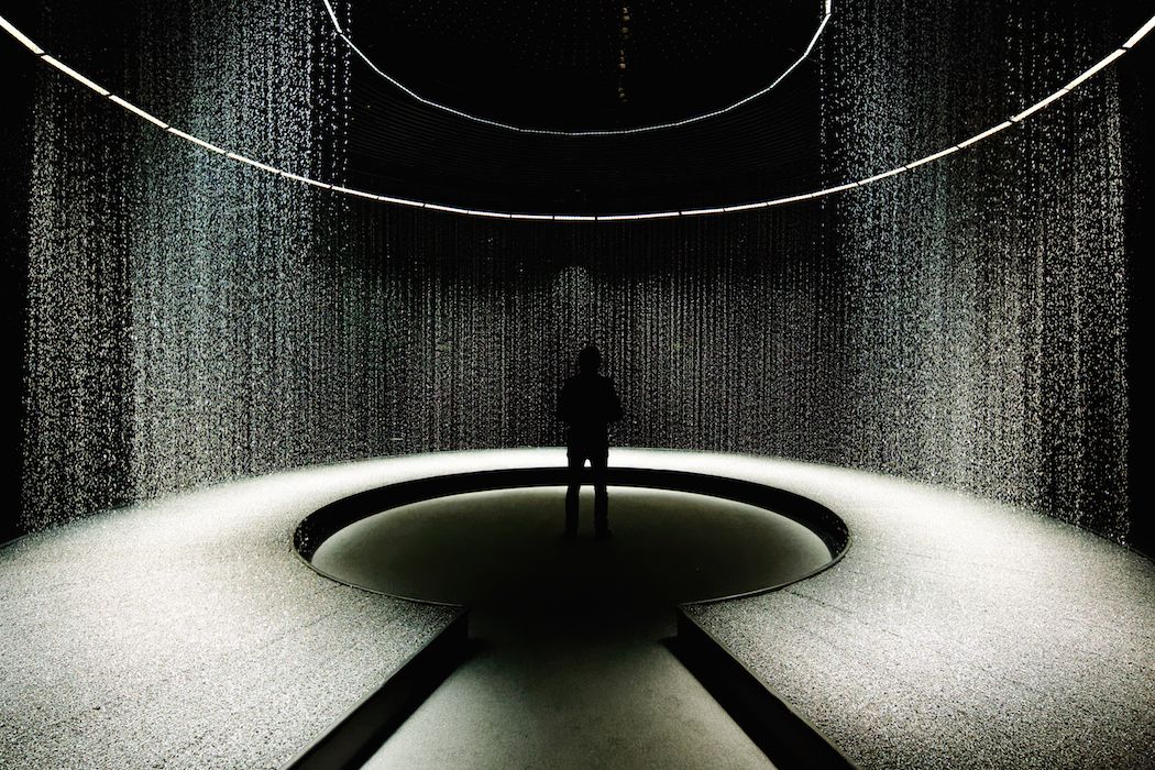 DGT Architects-16 slotted tube rings adorned the ceiling, releasing 60 waterdrops per sec (1).jpg