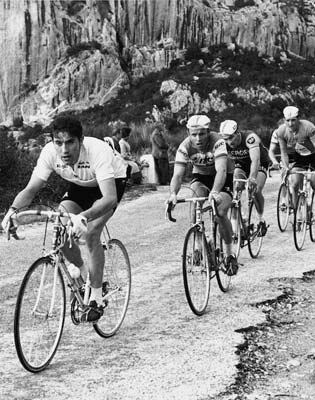 Eddy_Merckx_yellow_jersey_attacks.jpg