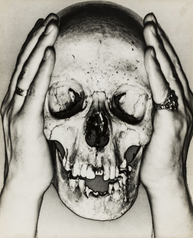 Erwin Blumenfeld - Totenschädel - Skull(1932-33).jpg