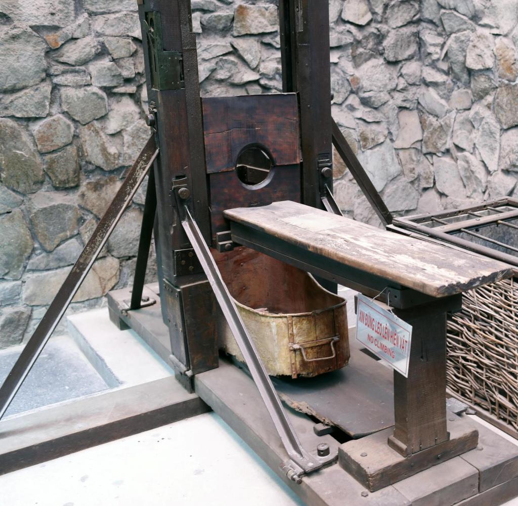 French-guillotine-War-Museum-Ho-Chi-Minh-City-Vietnam.jpg