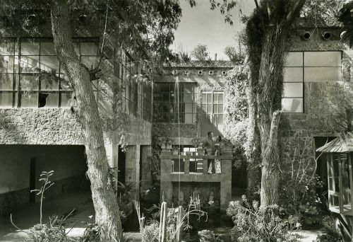 Frida Kahlo&Diego Rivera @steps of Casa Azul,where they lived&worked(Photo by Guillermo Zamora).jpg