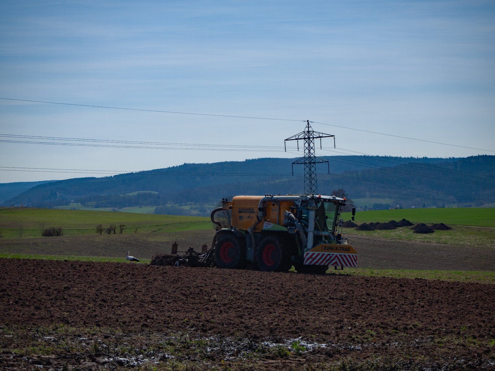 Güllegrubber und Storch auf dem Vogelsberg.jpg