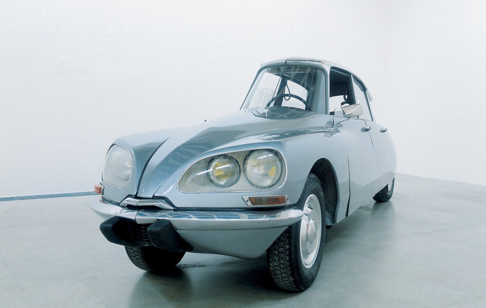 Gabriel Orozco Citroen DS 1993.jpeg