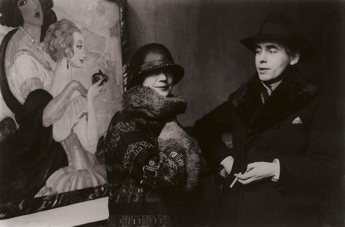 gerda-and-einar-wegener-in-front-of-gerda_s-painting-sur-la-route-danacapr 1924.jpg