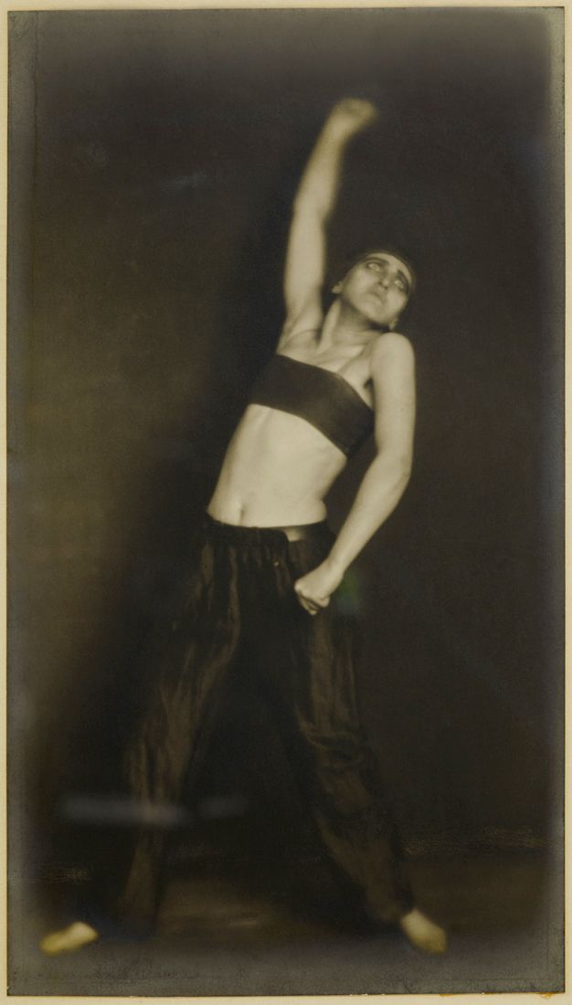 Germaine Krull - The Dancer Jo Mihaly, danse “Révolution” (1925).jpg