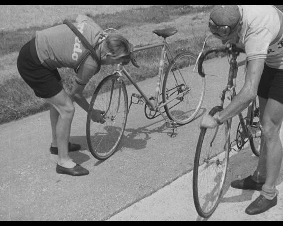 Harry Saager beim unerlaubten Radwechsel.jpg