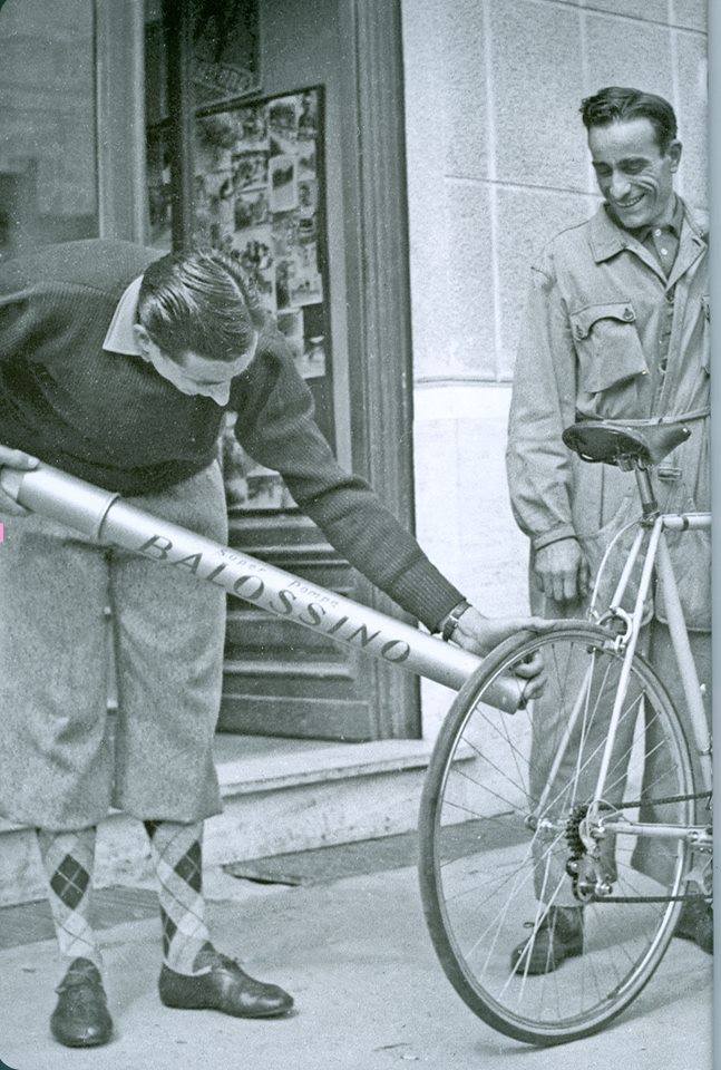 Il grande Fausto Coppi con una grande pompa.jpg