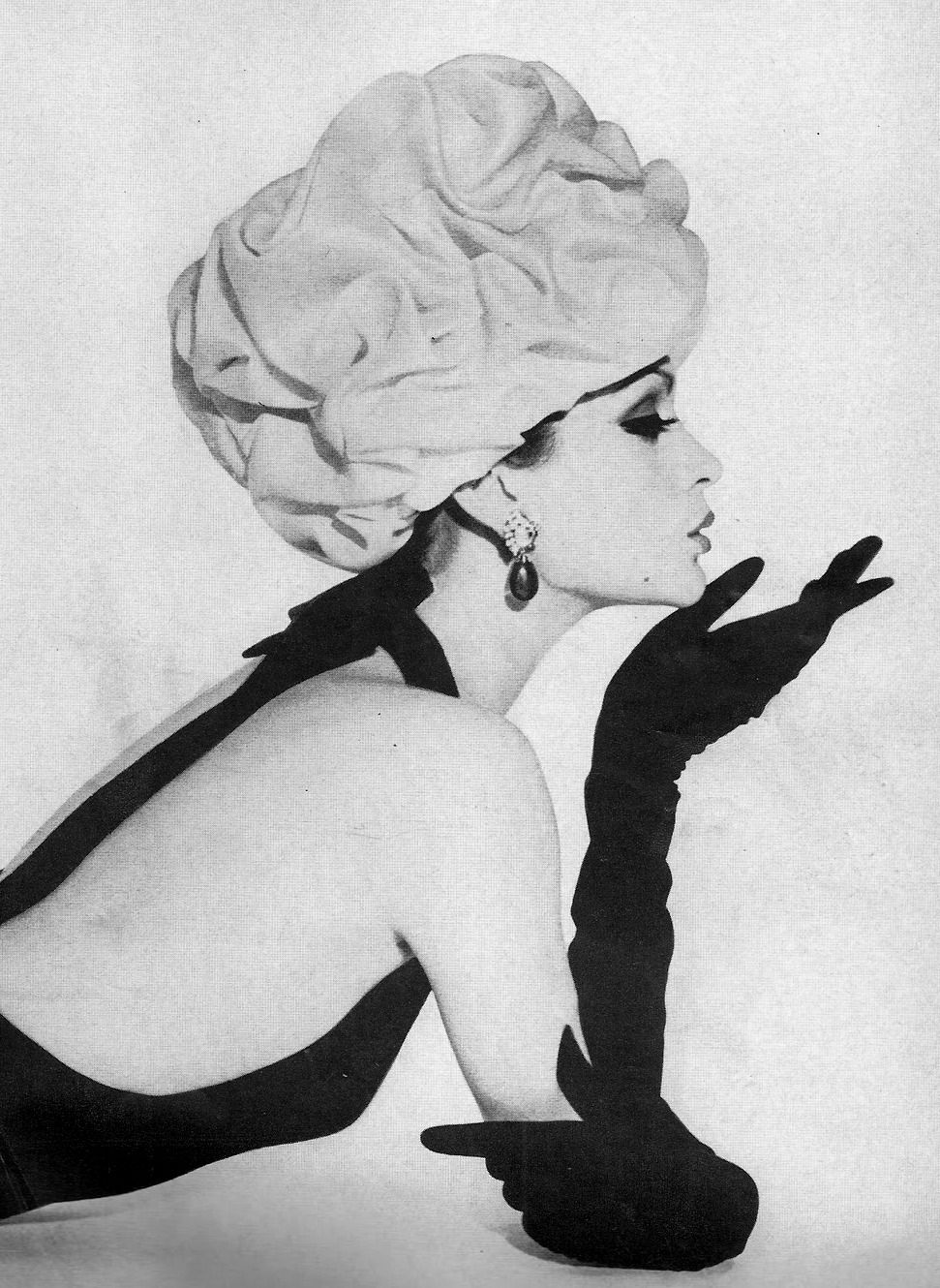 Isabella Albonico wearing Balenciaga, photo Gleb Derujinsky, Harper's Bazaar, April 1961..jpg