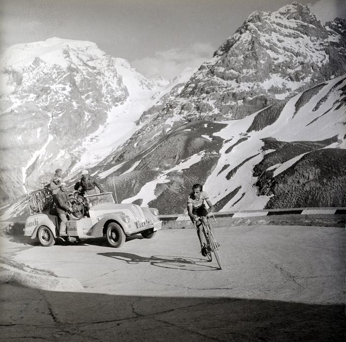 Kämpft sich die Berge hoch- Fausto Coppi am Passo dello Stelvio 1953..jpg