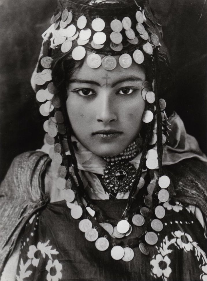 Lehnert_Landrock_-_Ouled_Naïl_Girl_-_Algeria_-_1905.jpg