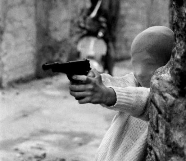 letizia battaglia bambino con pistola.jpg