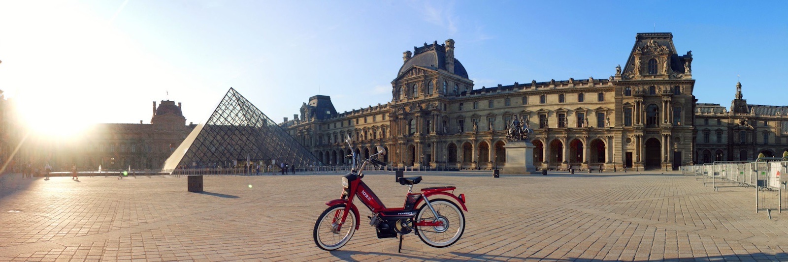 Lieux-a-visiter-a-Paris-Louvre-Musee-Pyramide-scaled.jpg