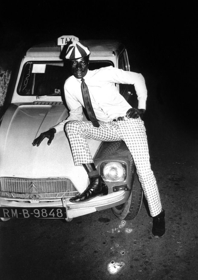 malick-sidib-taximan-avec-voiture-1970-web.jpg