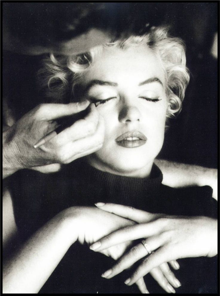 Marilyn Monroe by Milton H Greene Los Angeles 1954.jpg