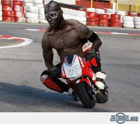 Mario-Balotelli-on-mini-bikes.jpg