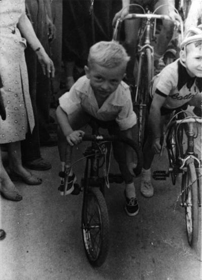 Mario Camilotto a quattro anni con la bici costruita das padre.jpg