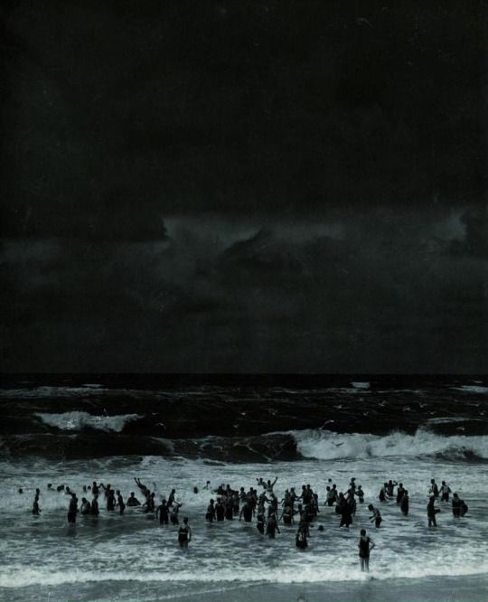 Martin Munkacsi - Beach before the Storm, 1930 .jpg