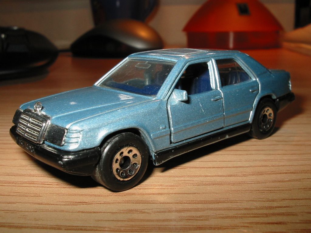 Mercedes 300 E - Matchbox.JPG