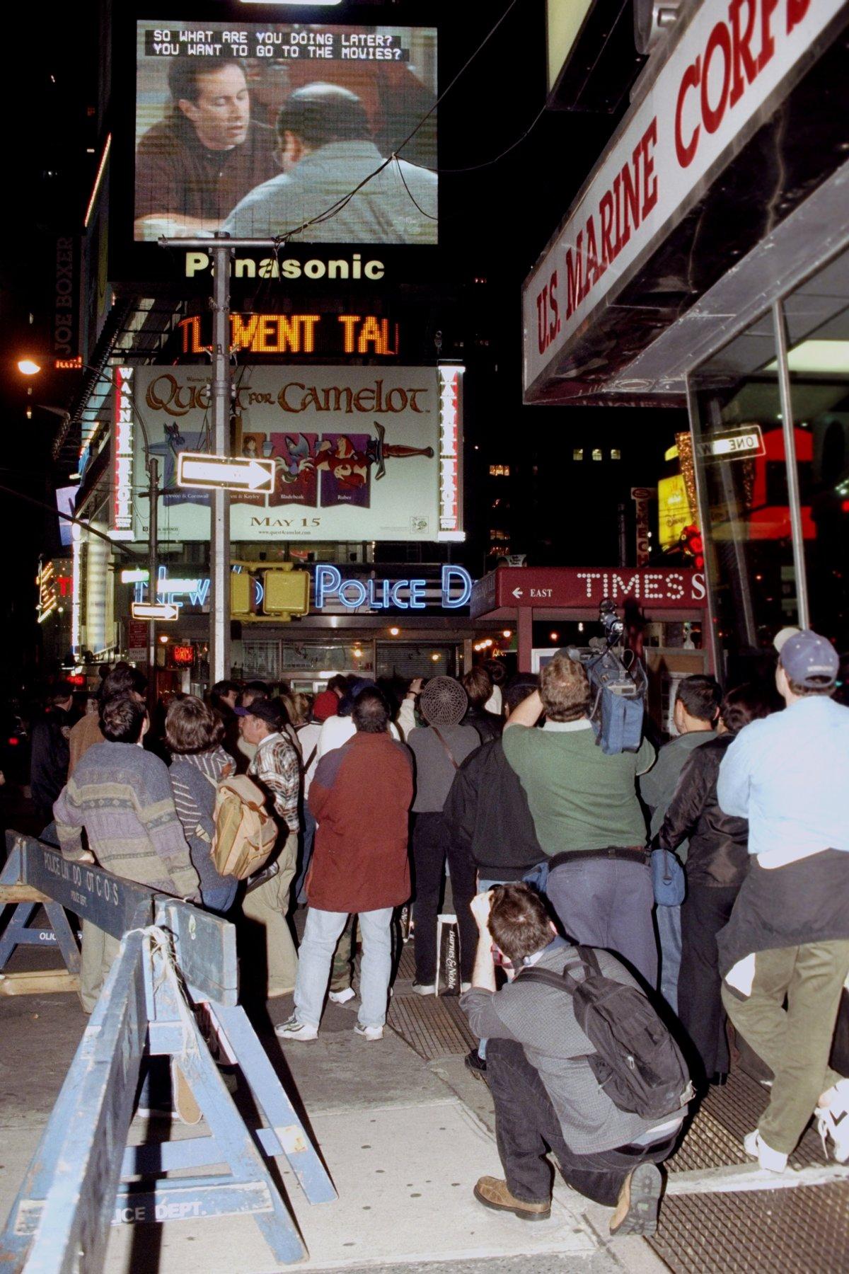 New Yorkers stop to watch the “Seinfeld” finale in Times Square - May 14, 1998.jpg